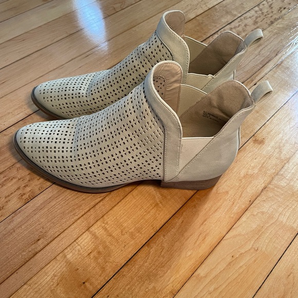 Cream/white suede ankle boots size 9/9.5 with 1 inch heel - Picture 5 of 10